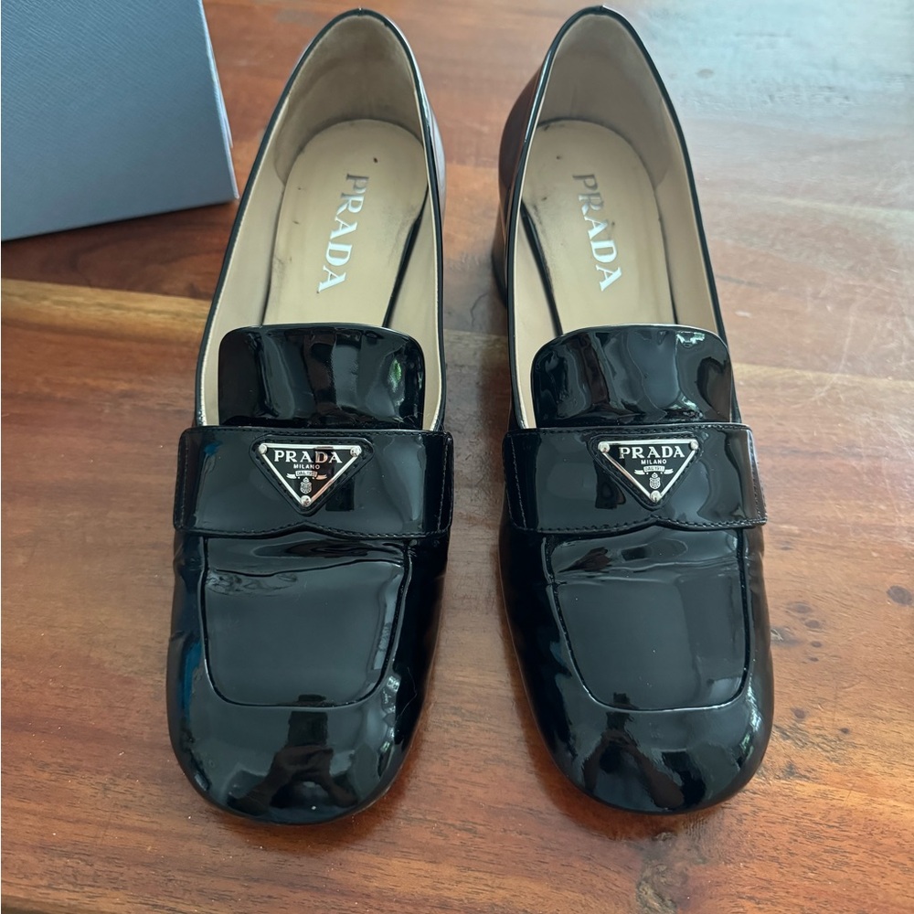 Prada vernice patent leather loafer heel